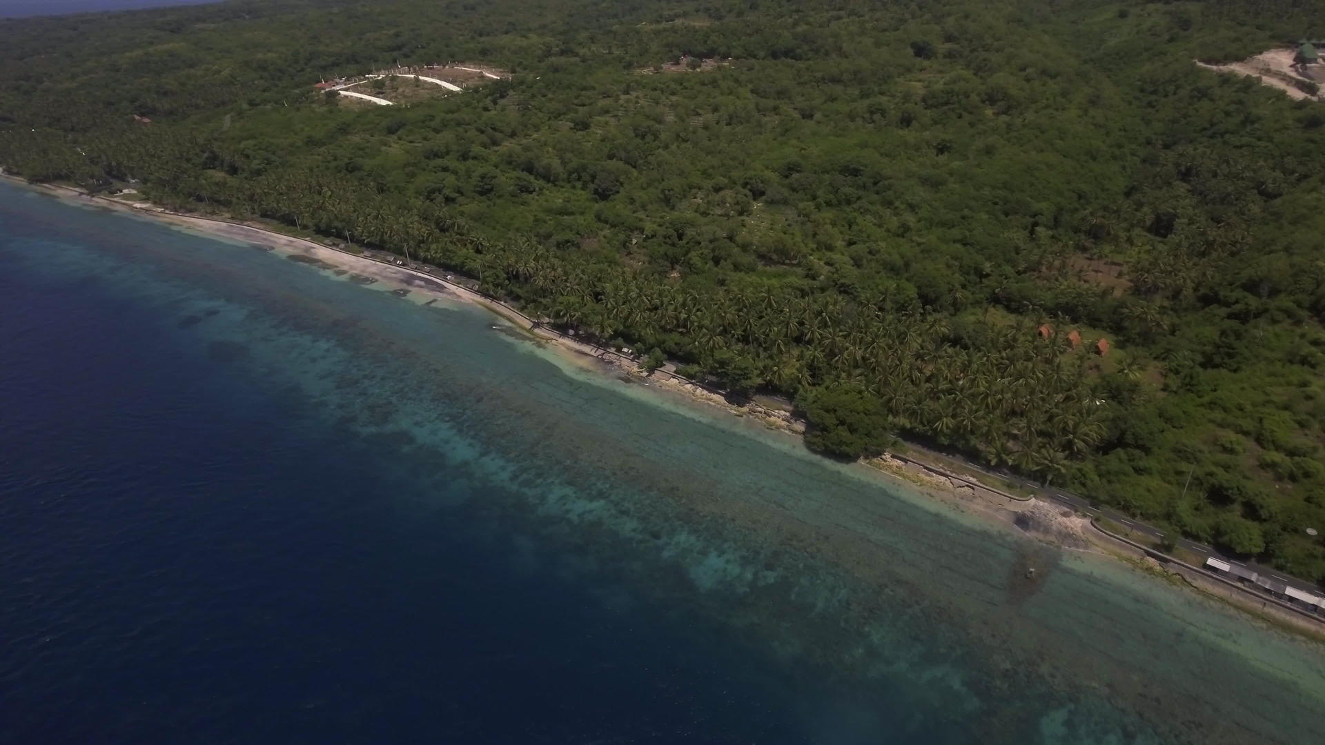 美丽的尼达岛美丽的海岸鸟瞰图视频的预览图