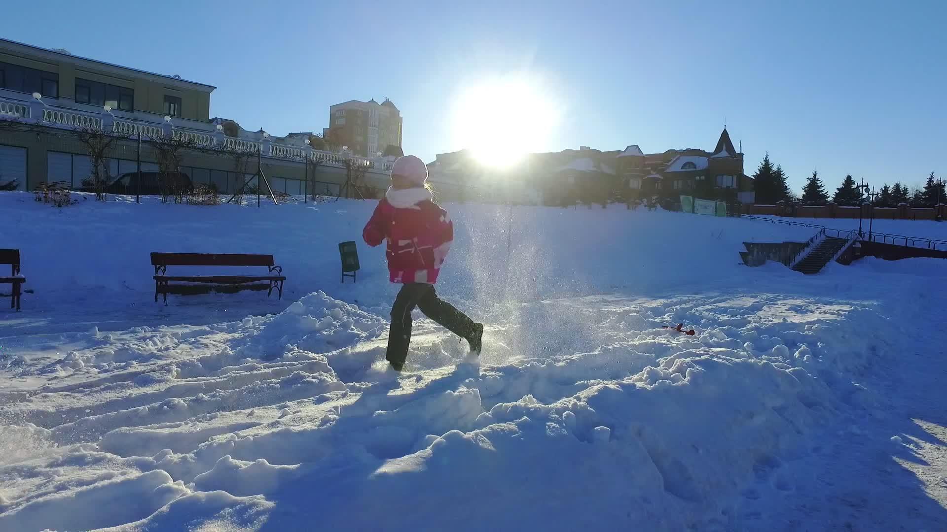 家庭乐趣雪游戏地假日家庭概念视频的预览图