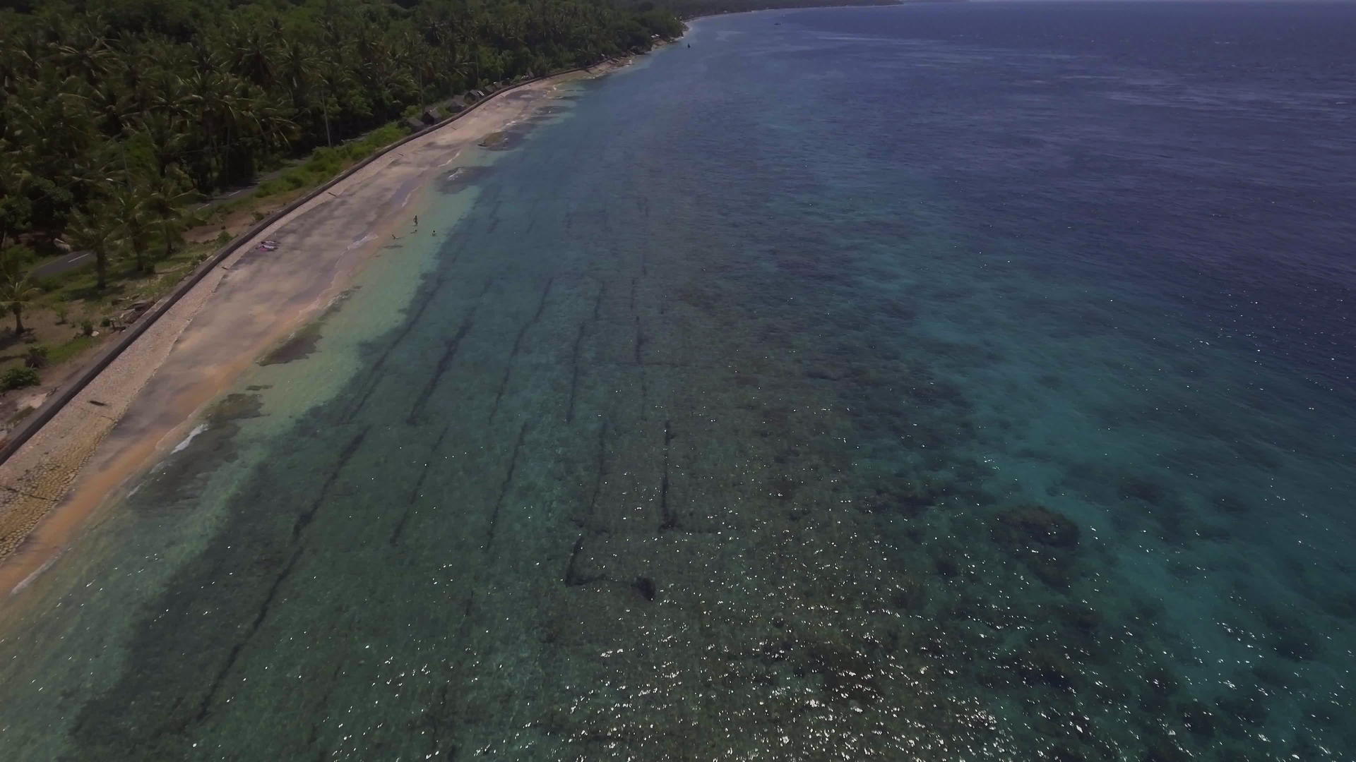 无数的海岸线飞越本岛视频的预览图