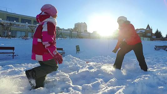 寒冬家庭假期在阳光下玩耍冬天快乐视频的预览图