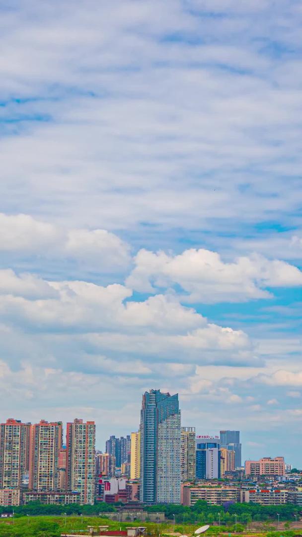 城市天气晴朗蓝天白云延时视频的预览图
