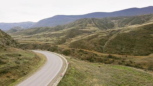 汽车沿着山路的斜坡行驶令人难以置信的山景和山景视频的预览图