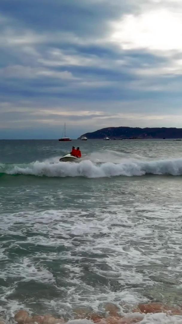 三亚沙滩边海中摩托艇运动视频素材视频的预览图