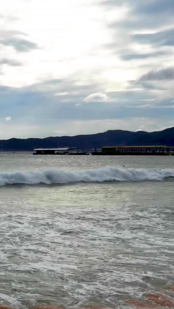 三亚沙滩边海中摩托艇运动视频素材视频的预览图