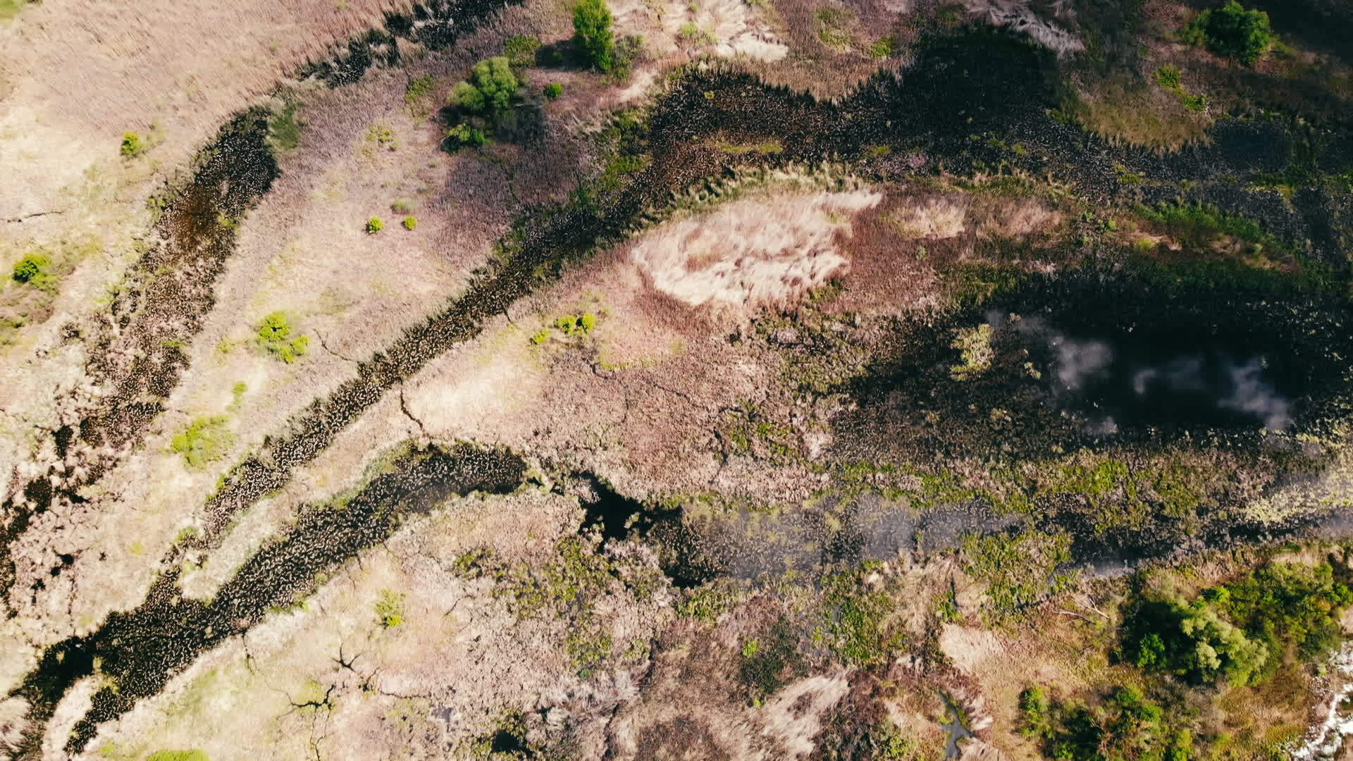 无人驾驶飞机飞越湖面视频的预览图