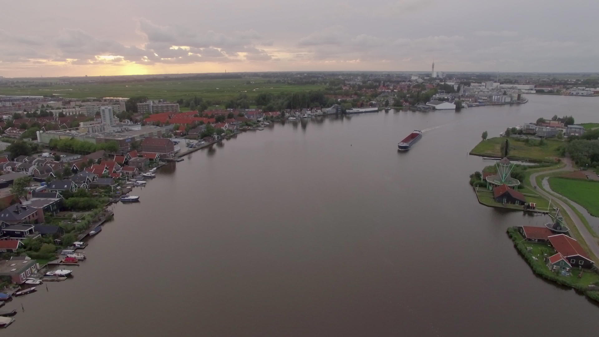 Dutch在空中观察镇河视频的预览图