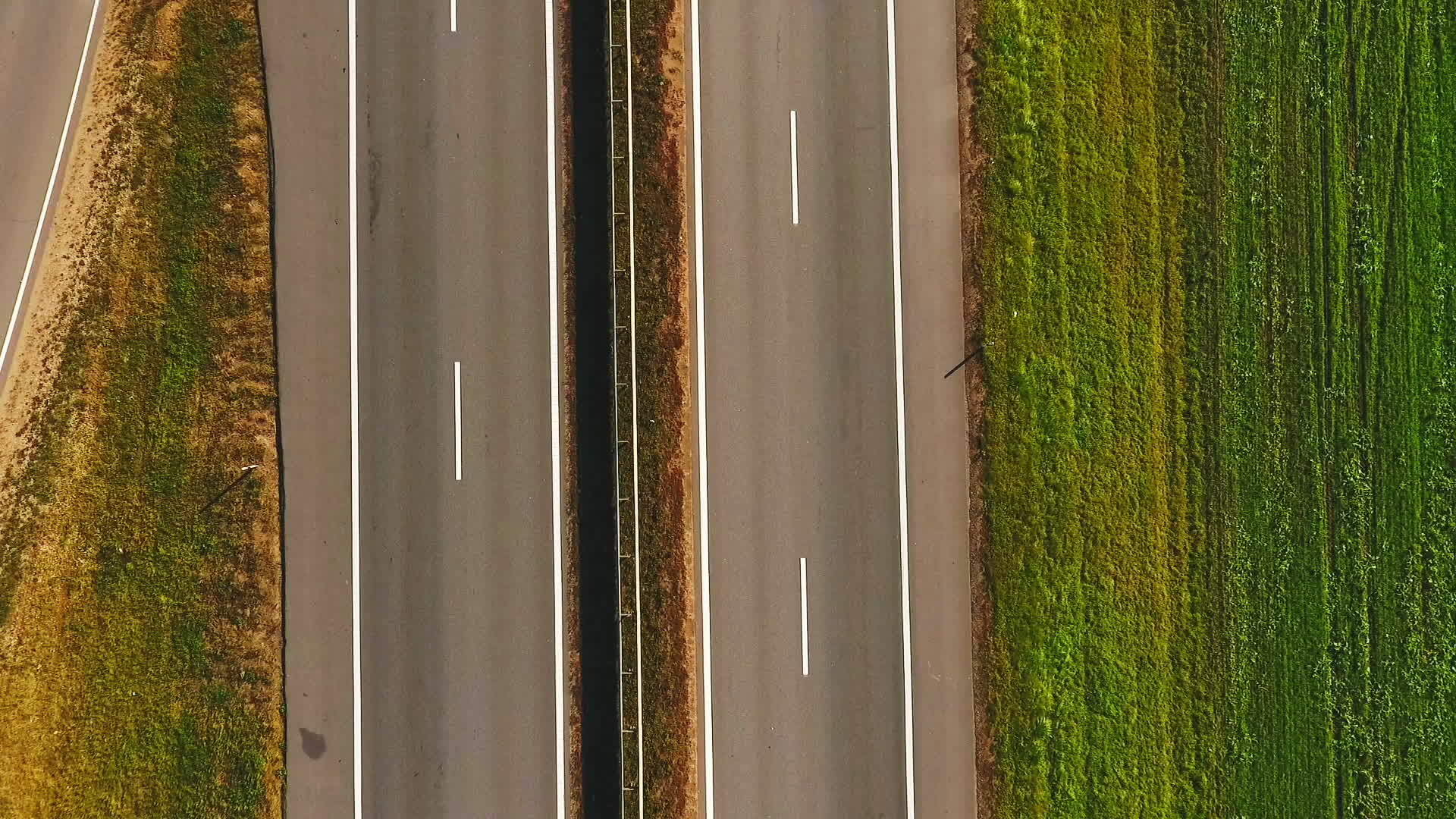 汽车交通高速公路地貌视频的预览图