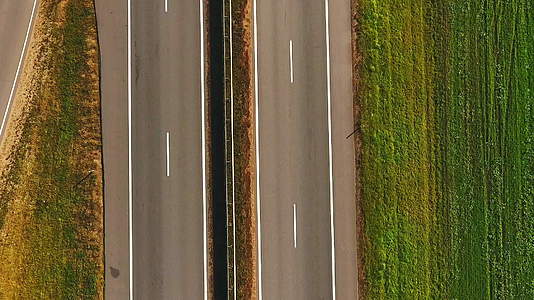 汽车交通高速公路地貌视频的预览图