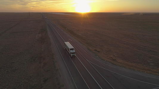 卡车在阳光明媚的夜晚在高速公路上行驶视频的预览图