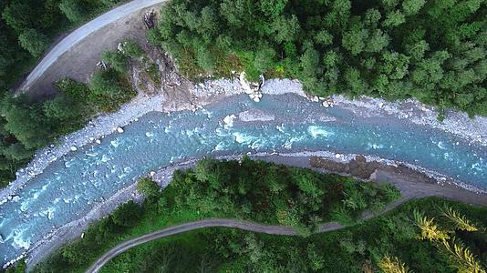 空中航向的山河视频的预览图