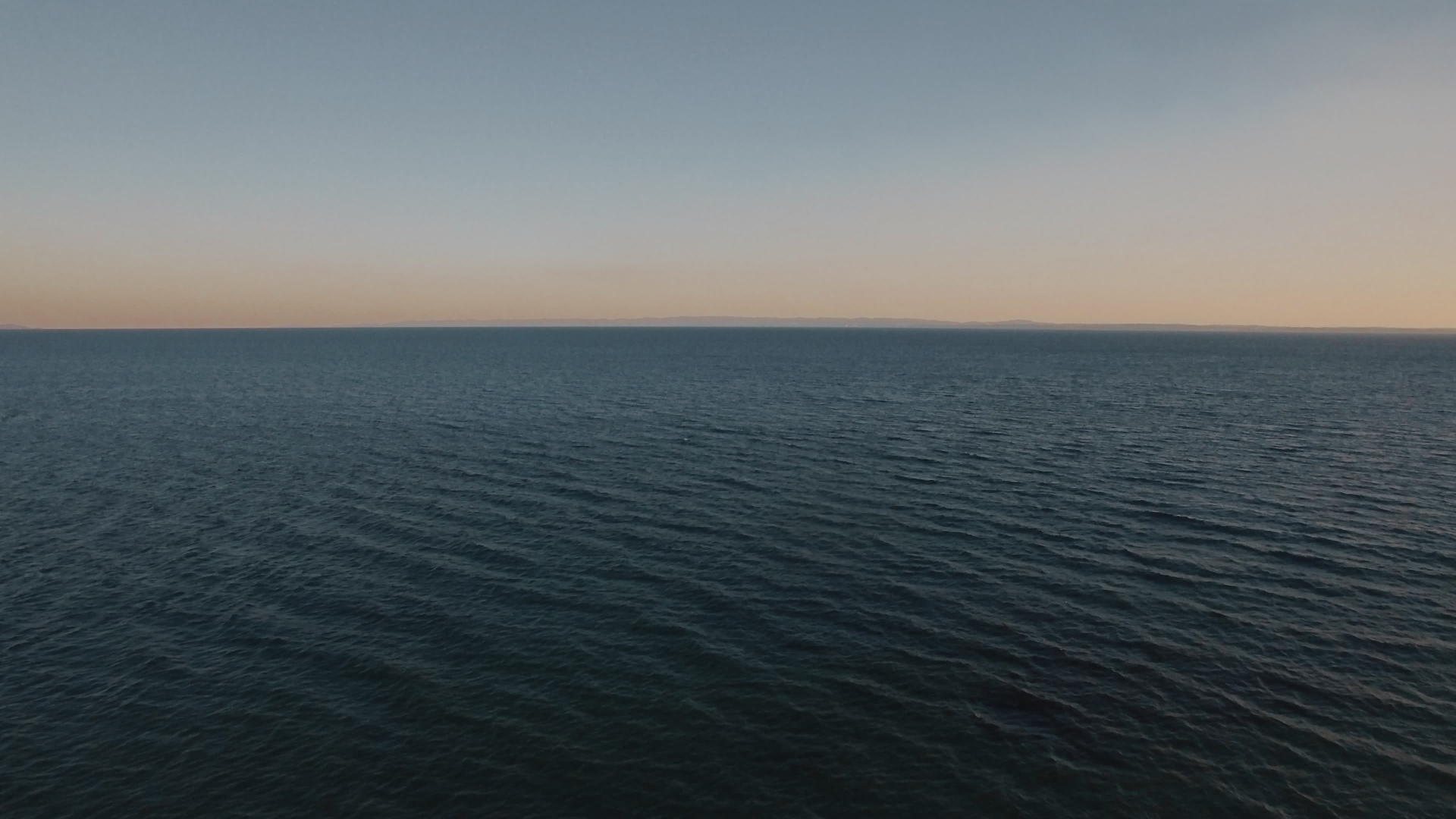 日落时有深蓝色的海水视频的预览图