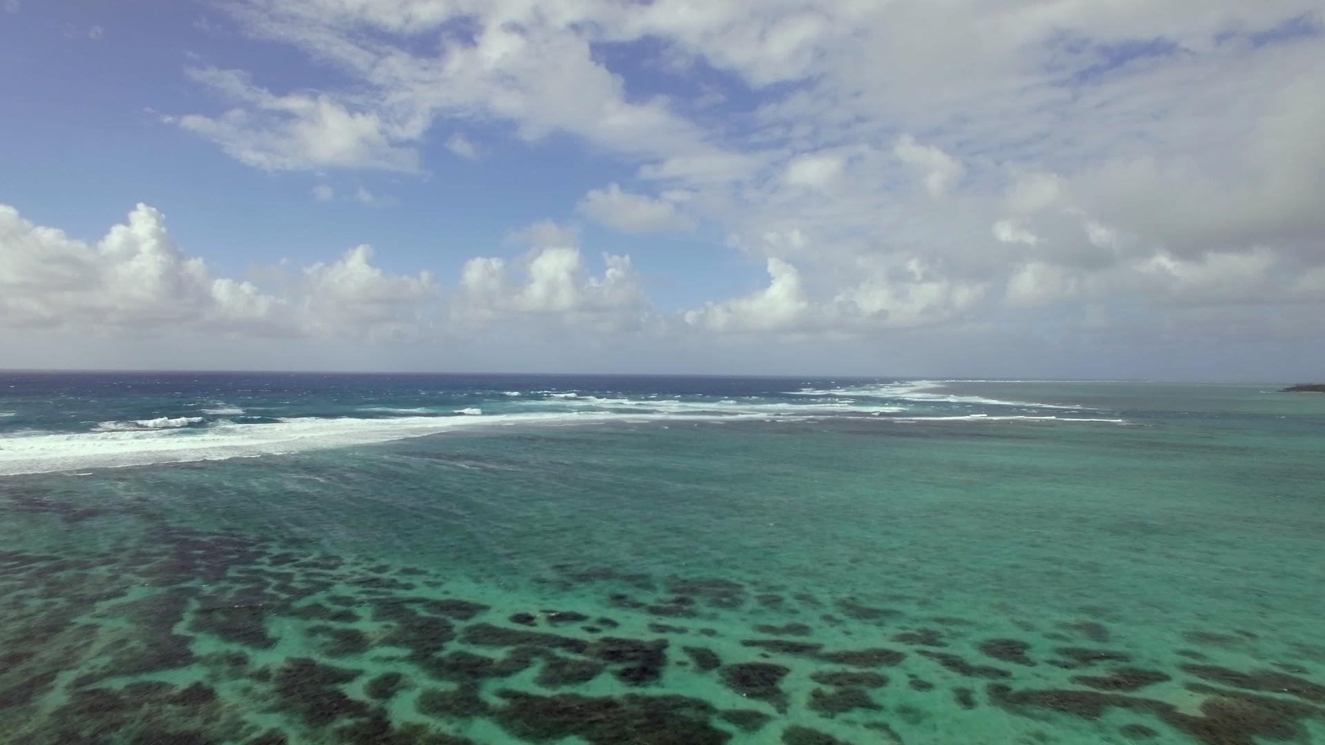 从毛里提乌斯岛海岸飞越印度洋视频的预览图