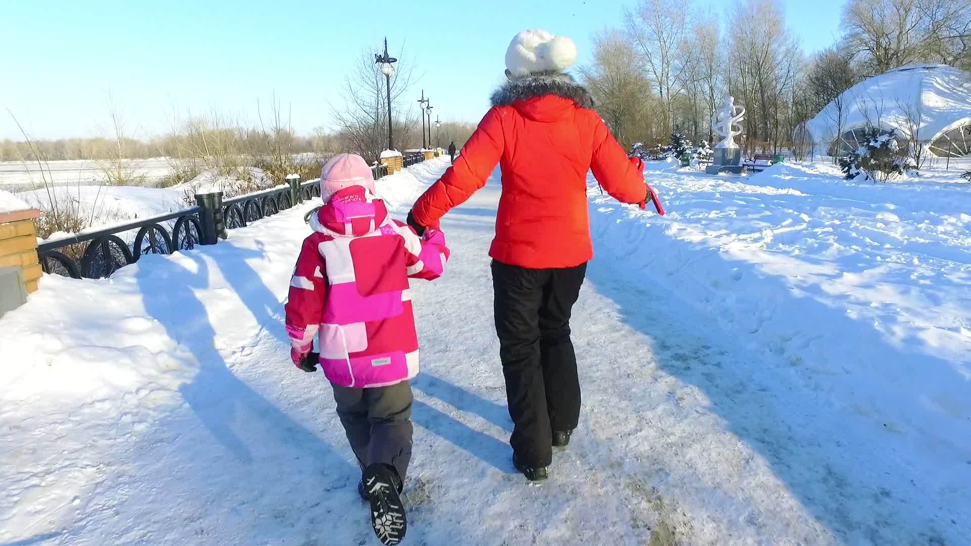 冬天在公园里奔跑的母女背影冬天快乐视频的预览图
