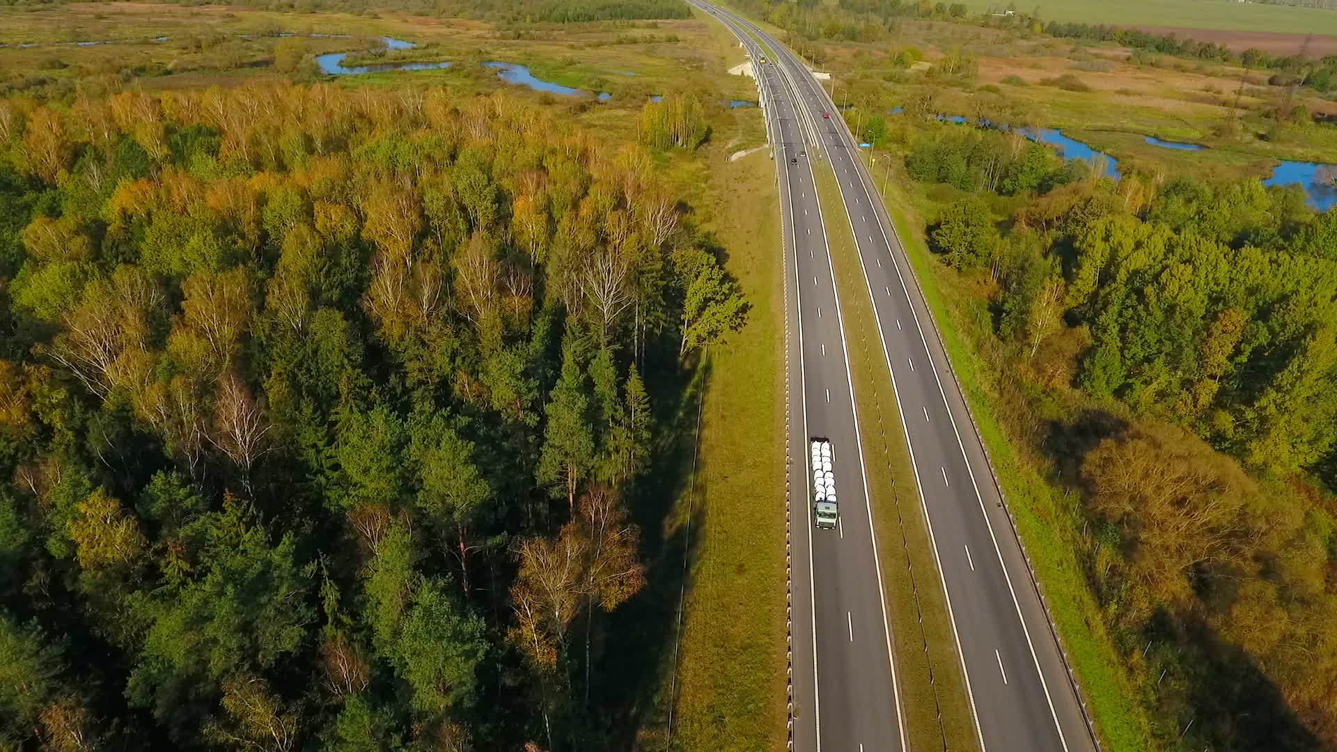 道路上方的森林地貌视频的预览图