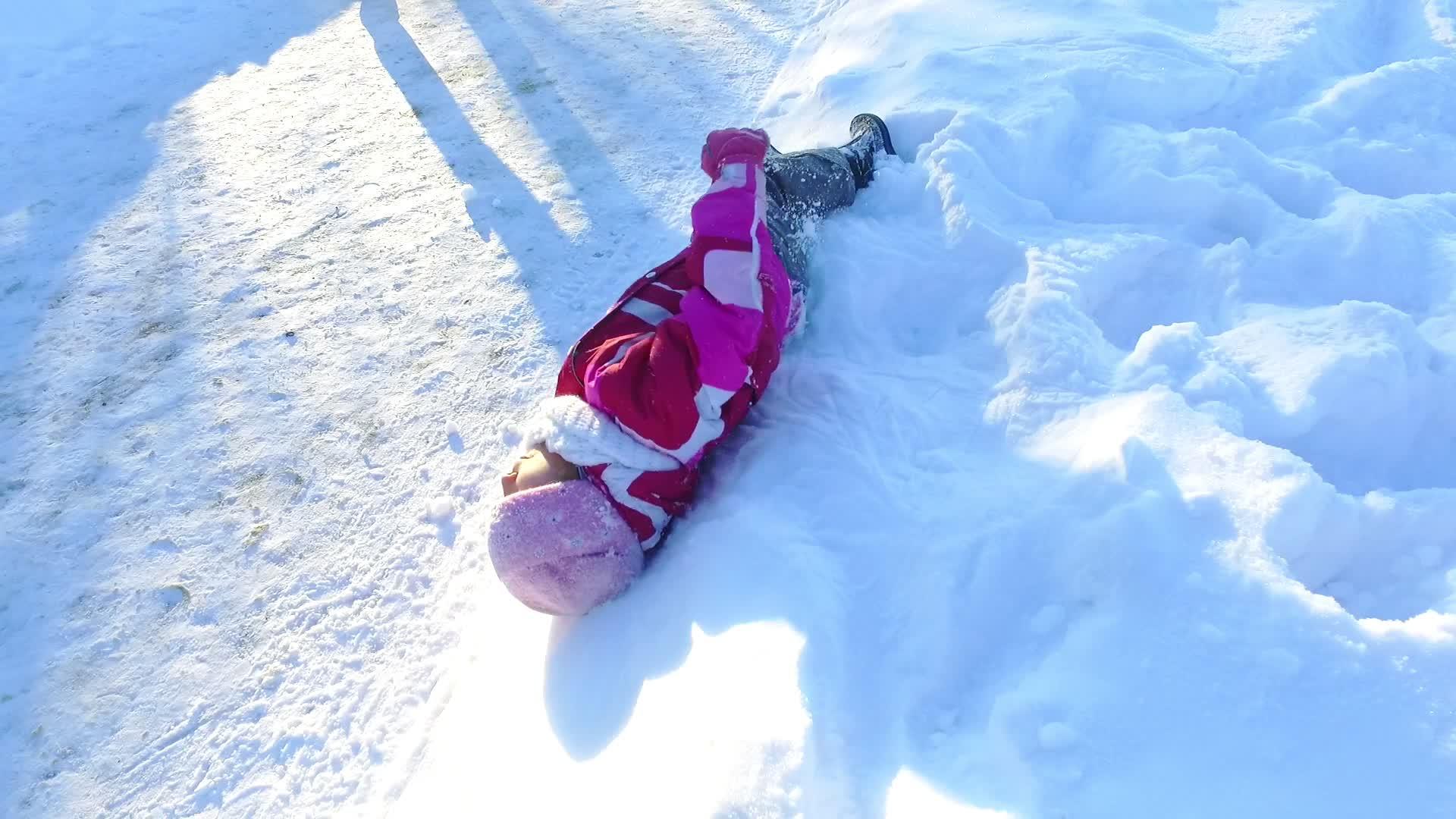躺在雪地上的小女孩没有烦恼视频的预览图