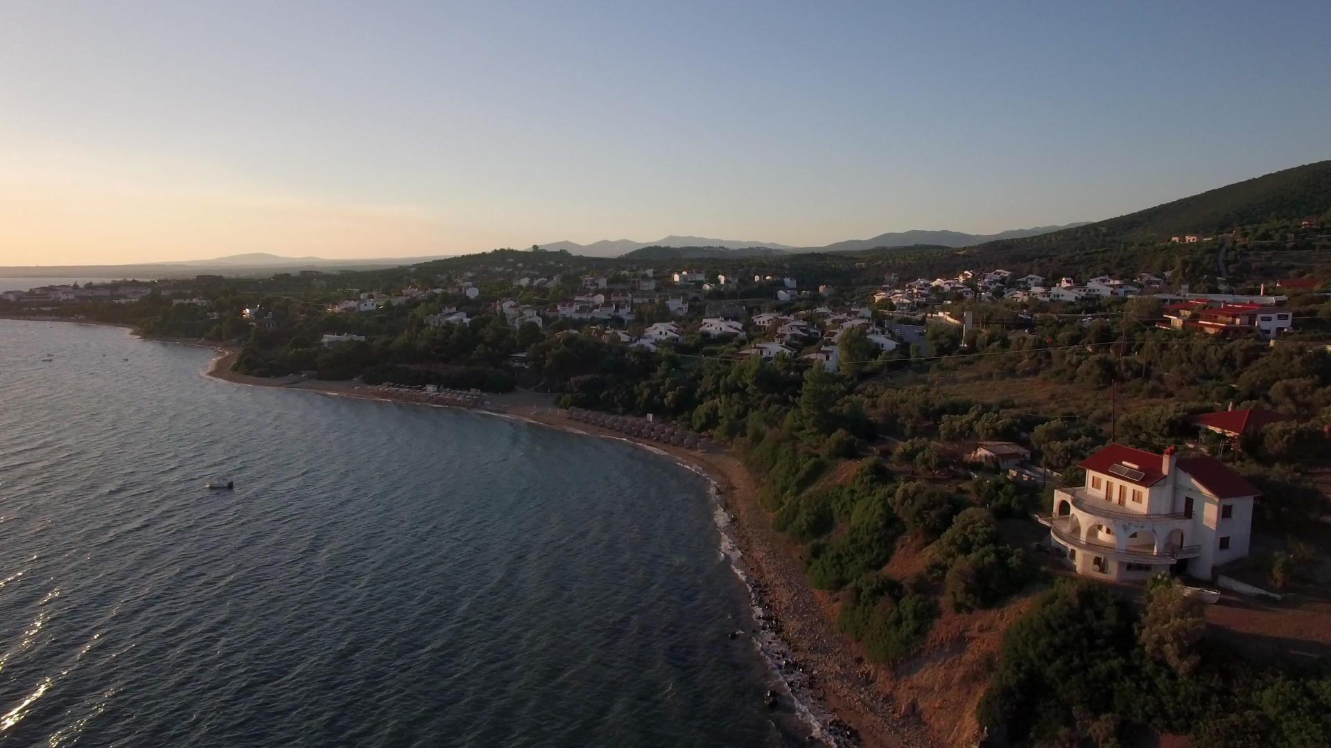 海滨和海岸的空中航向是日落时节视频的预览图