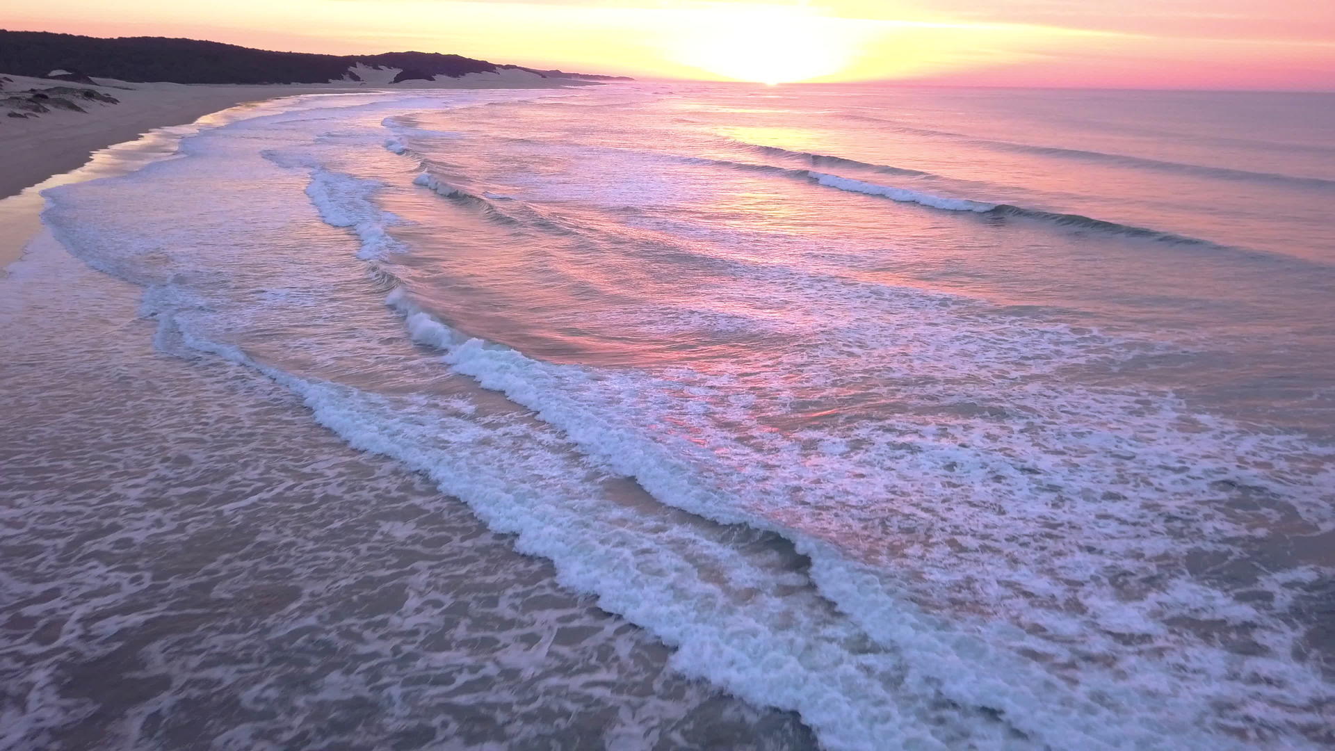海边海浪上的日出视频的预览图