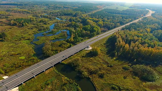 高速公路上汽车驾驶的自然性质的空中景观视频的预览图