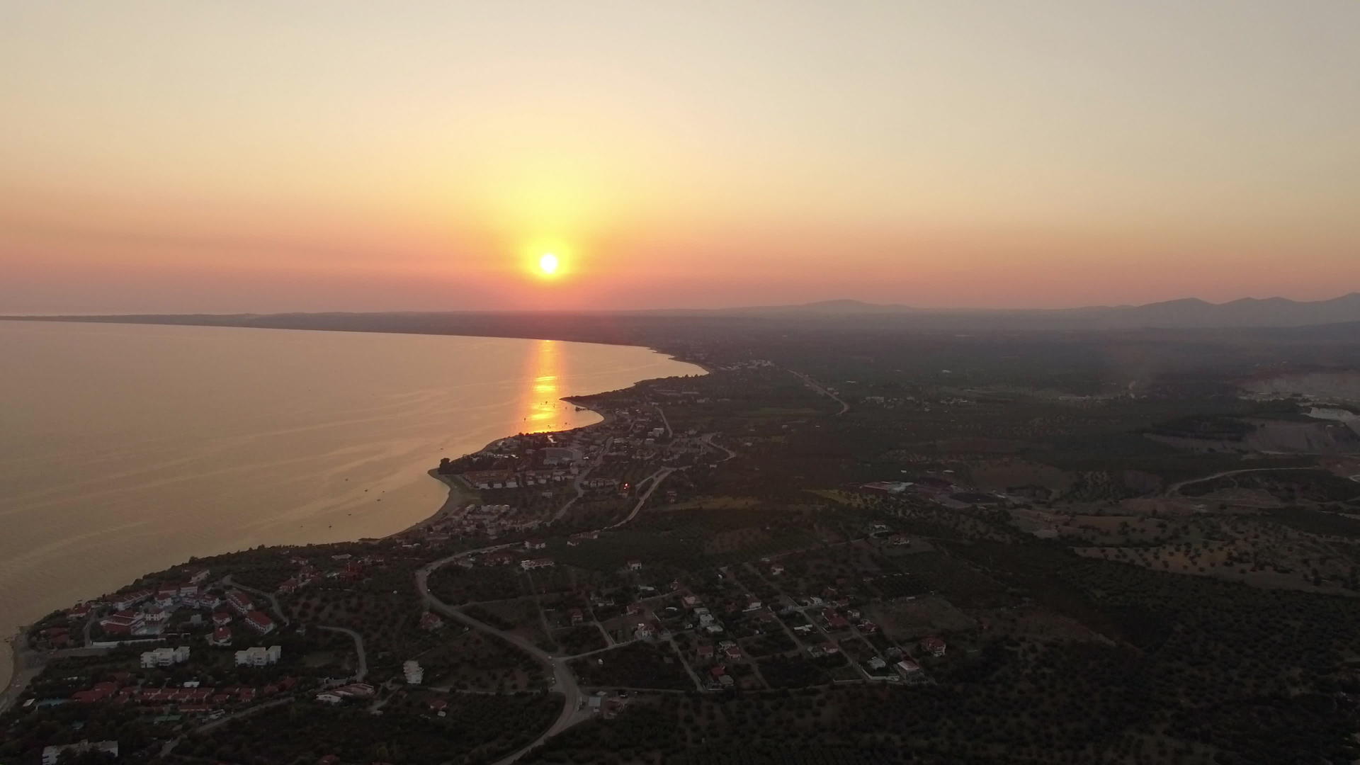 日落时飞过海岸Trikorfo海滩视频的预览图