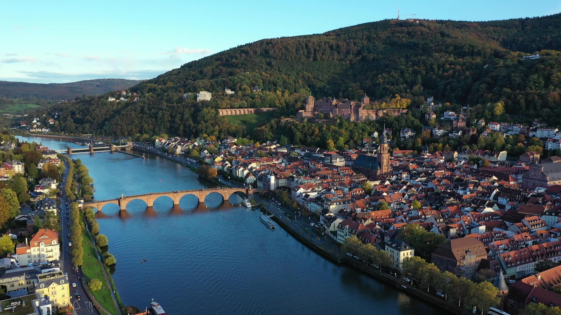 从上面的海德堡天际线鸟瞰海德堡老城河和德国天际线的桥梁视频的预览图