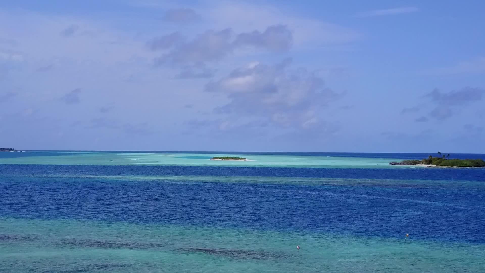 豪华岛屿海滩时间的空中观察图案用白色沙底和蓝画的视频的预览图