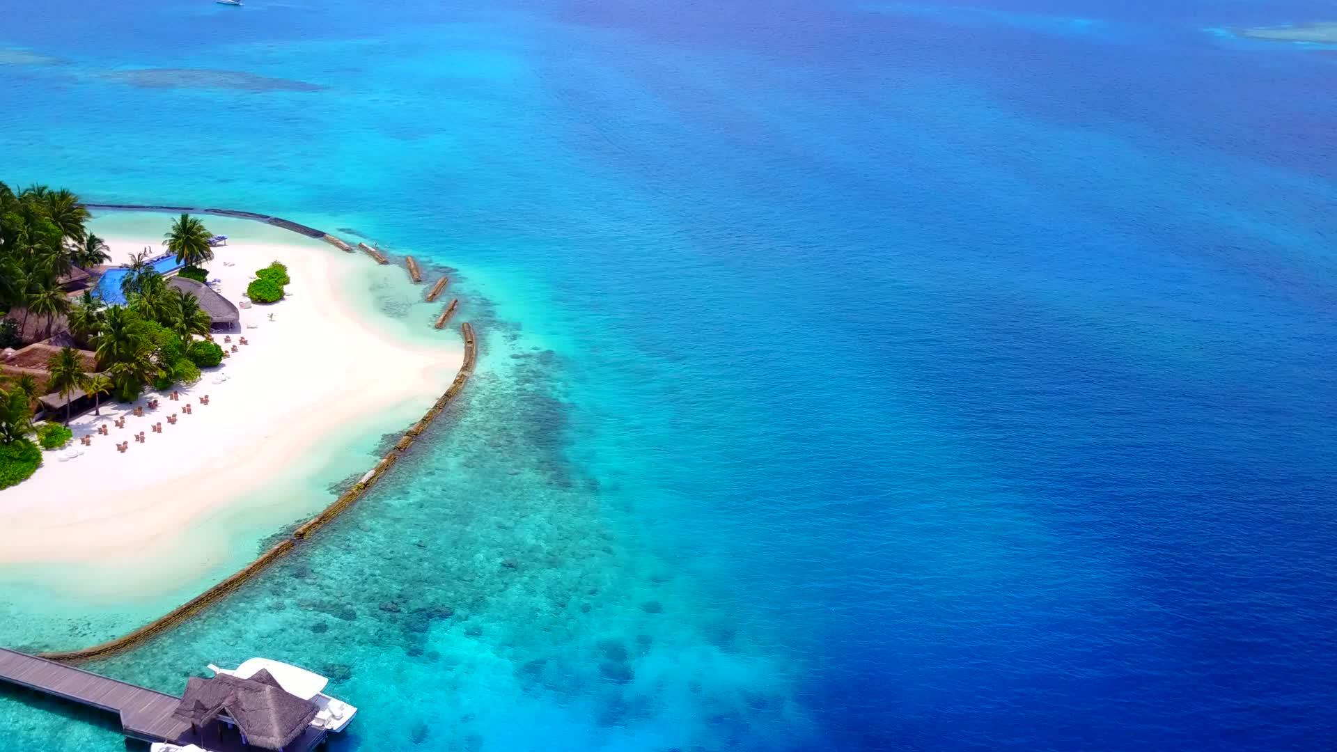 以蓝色海洋的浅沙背景为例在蓝色海洋中观看海滩度假视频的预览图