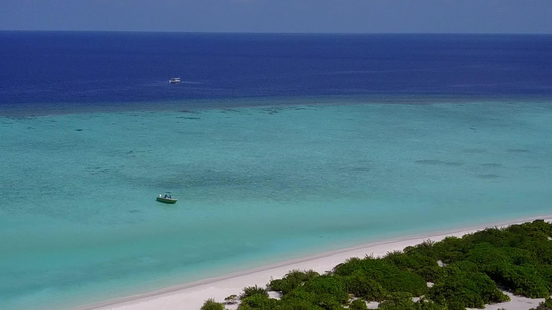 宁静的旅游海滩探索活动蓝色的绿色海洋和白色的沙沙背景视频的预览图