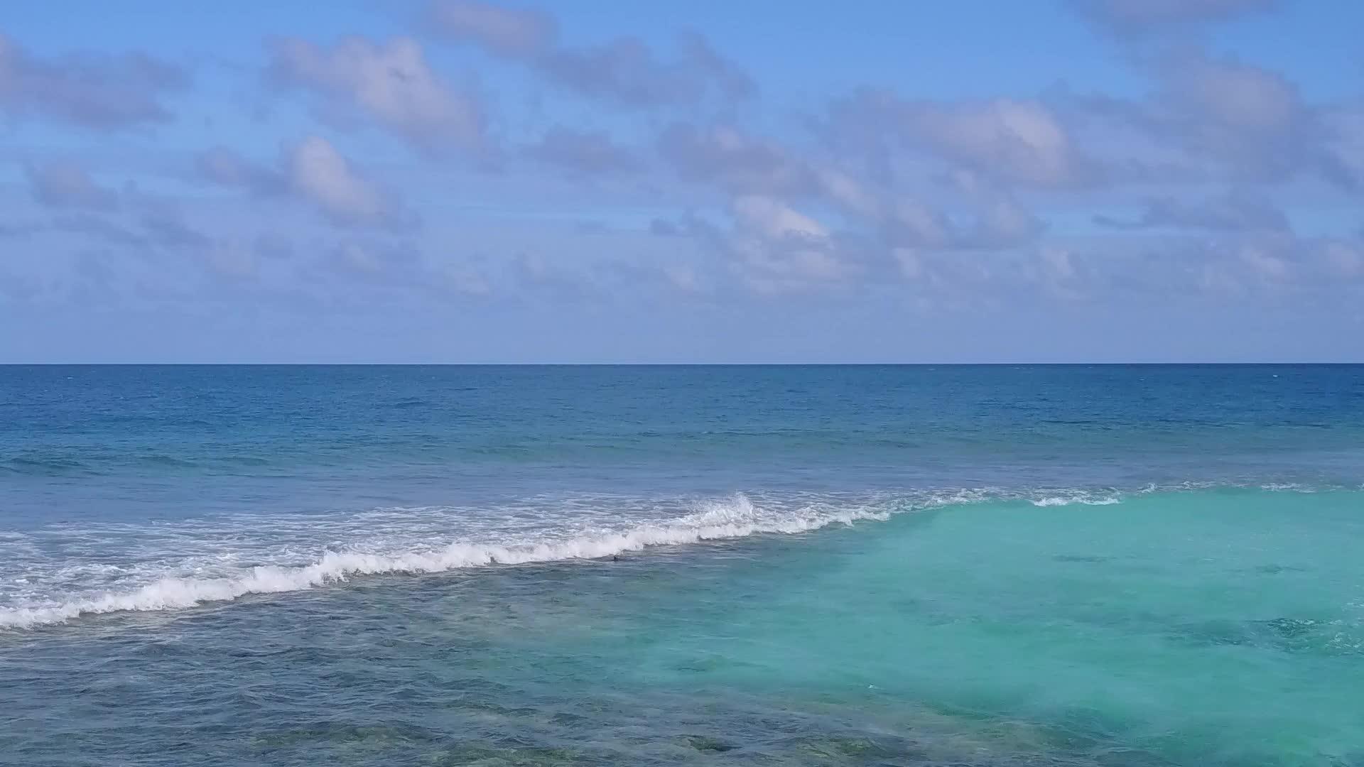 蓝海和白沙的背景是在宁静的海滩上航行的无人机景观视频的预览图