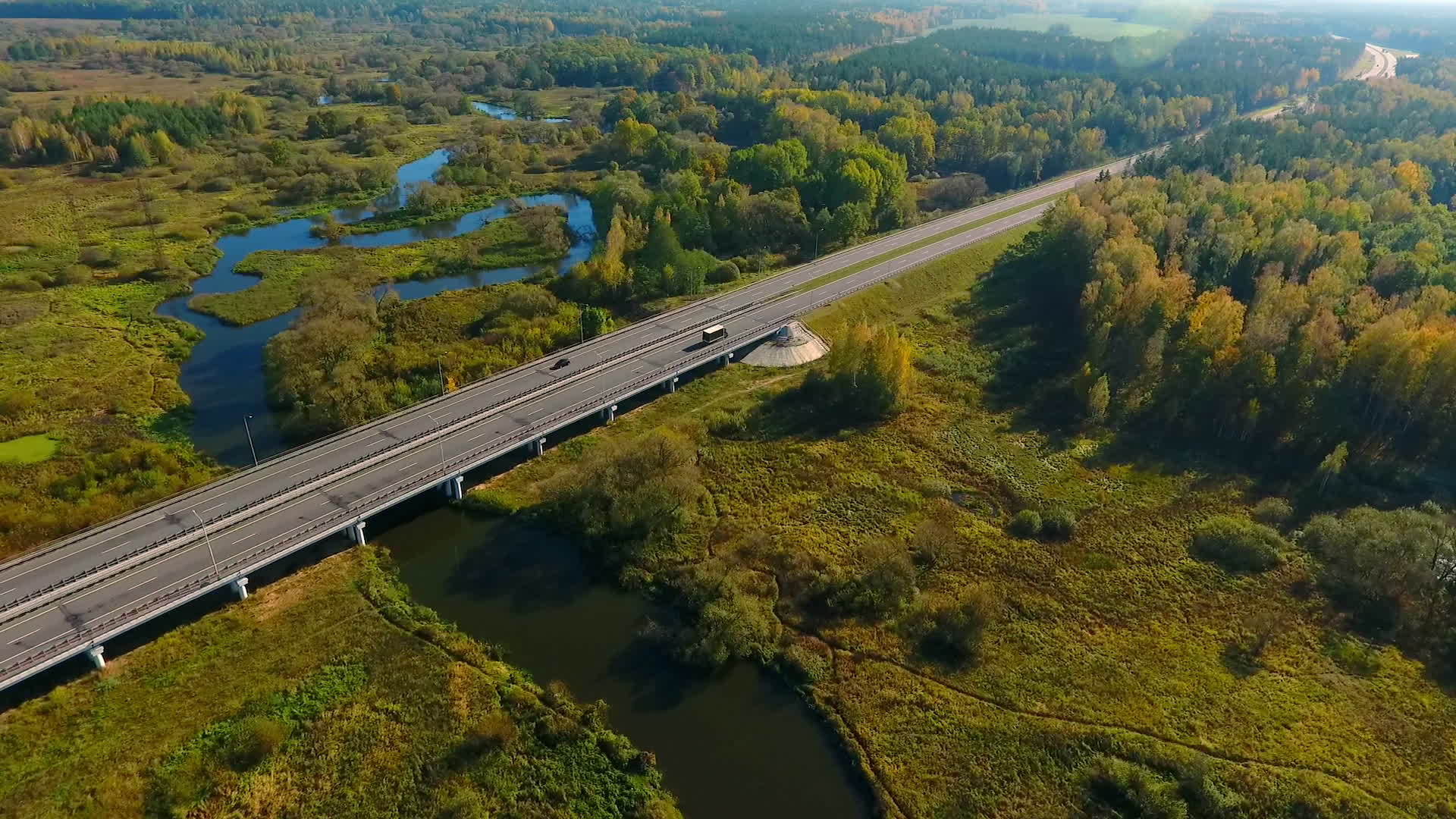 沿桥行驶的汽车在河上桥上行驶的汽车在空中看到视频的预览图