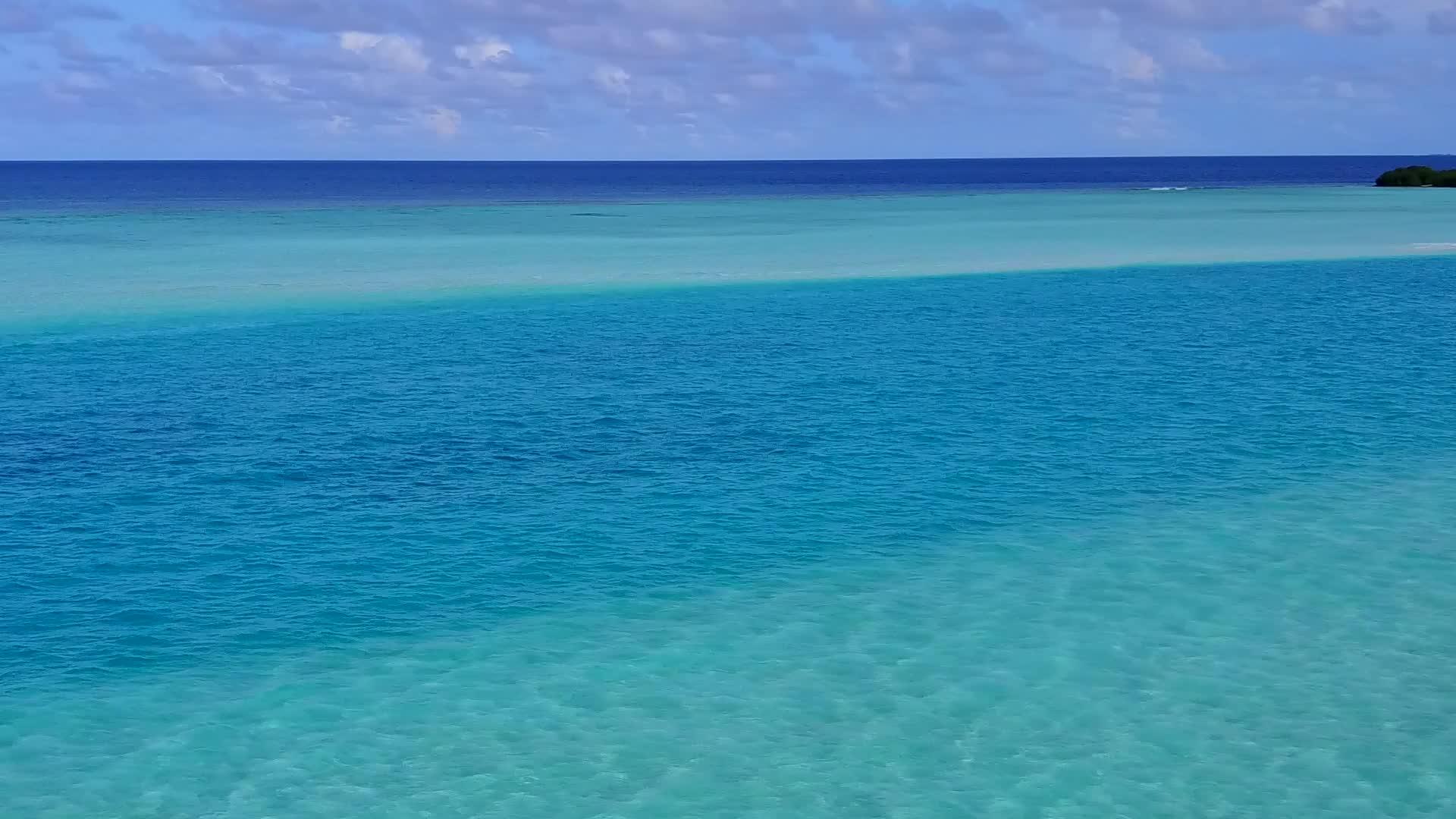 海滩由蓝海和白沙组成视频的预览图