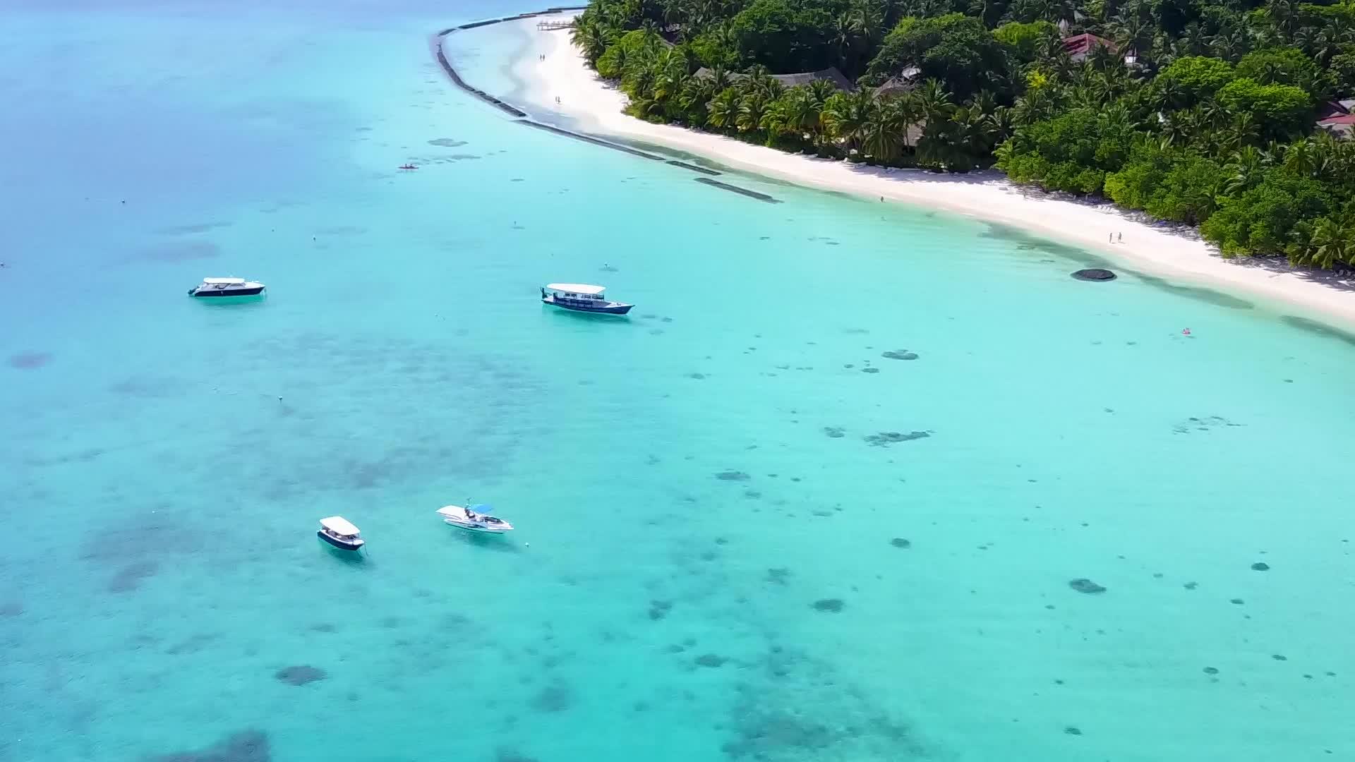 以蓝水和白沙为背景的海洋旅游海滩在空中休息视频的预览图