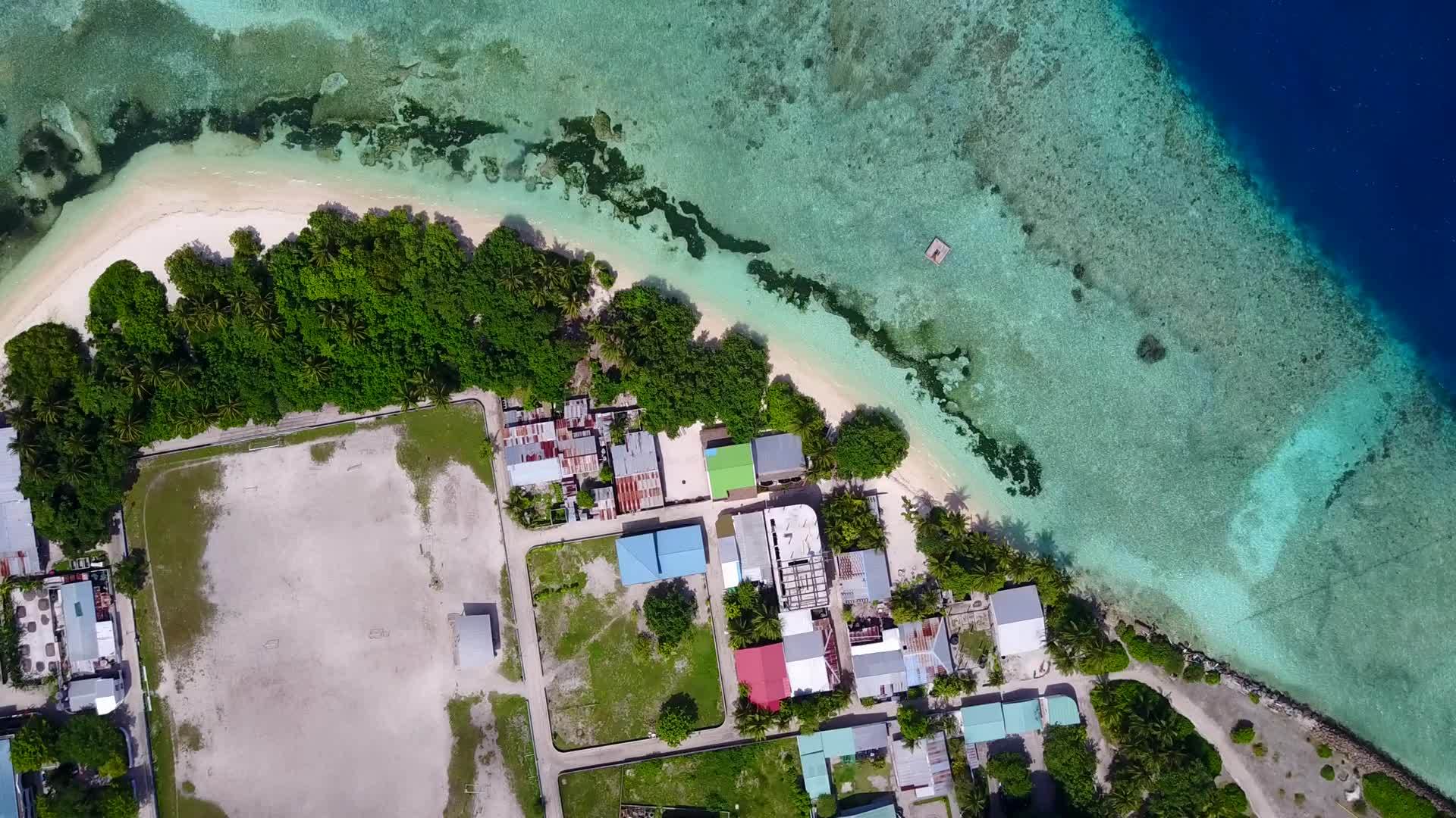 蓝色海洋和白色海滩背景下的豪华海滨海滩生活方式视频的预览图