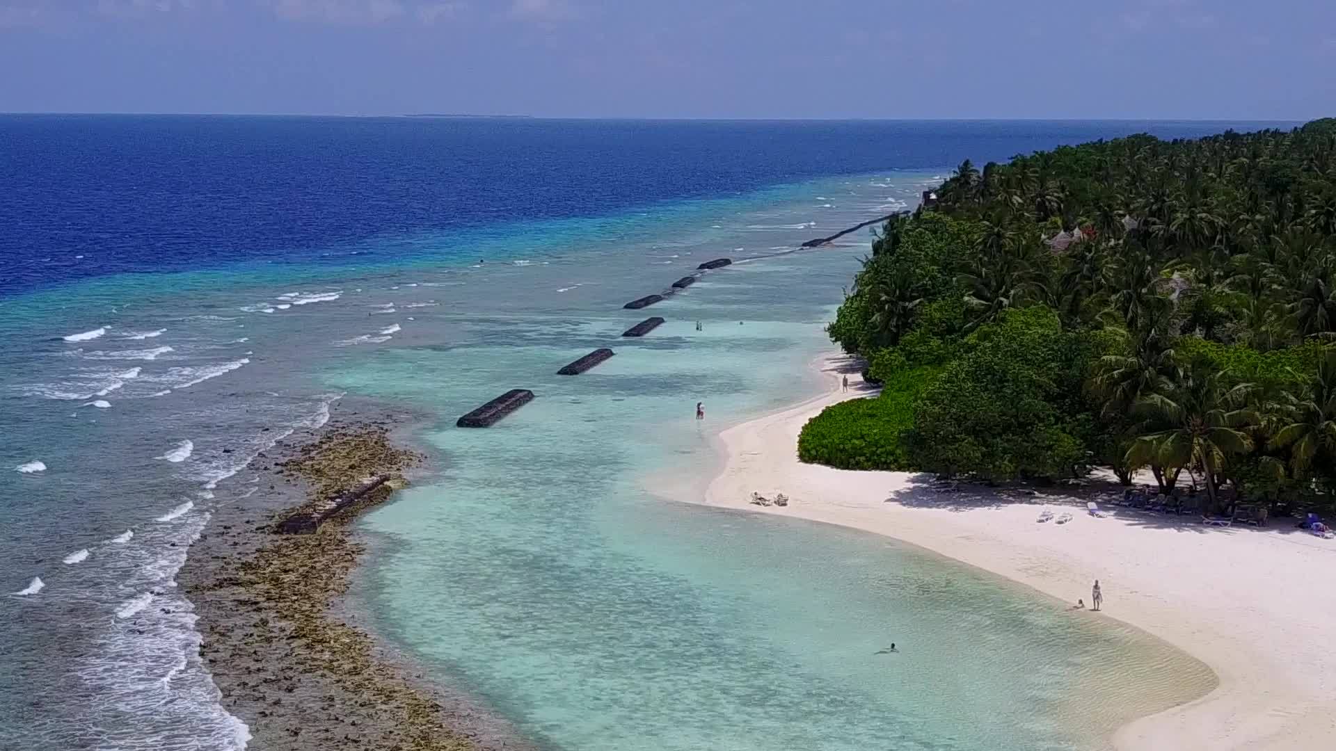 蓝环礁湖和白色沙滩度假胜地视频的预览图