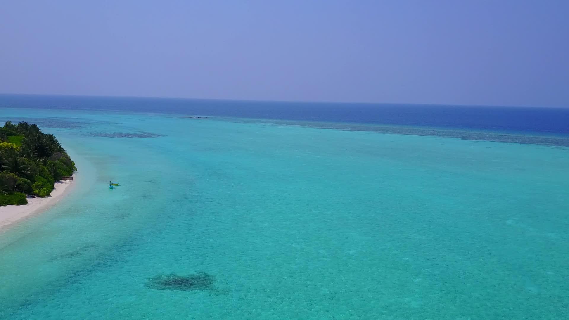 海洋海岸海滩之旅的无人机空中海景由明亮的沙质背景组成视频的预览图