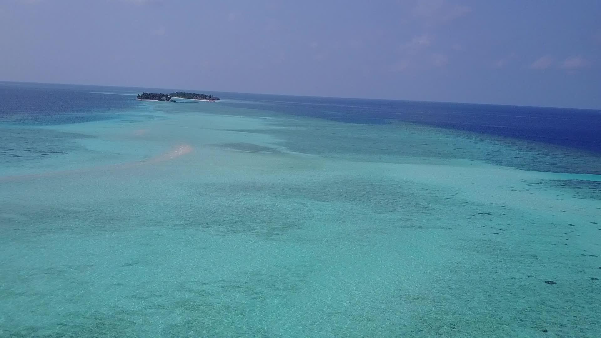 以绿海和白沙为背景的天堂海滩旅行视频的预览图