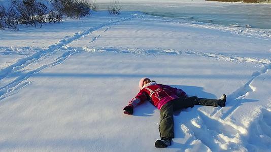 边看小女孩做雪天使冬儿日视频的预览图