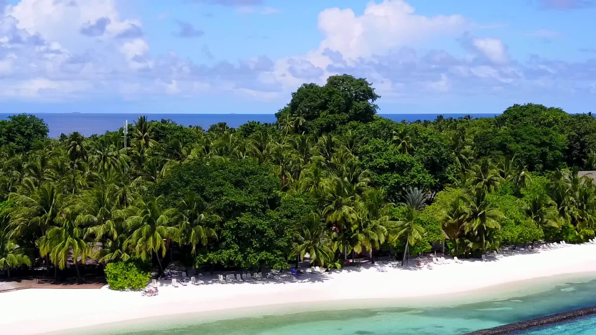 海边观看海滩冒险由绿宝石环礁湖和白色海滩背景组成视频的预览图
