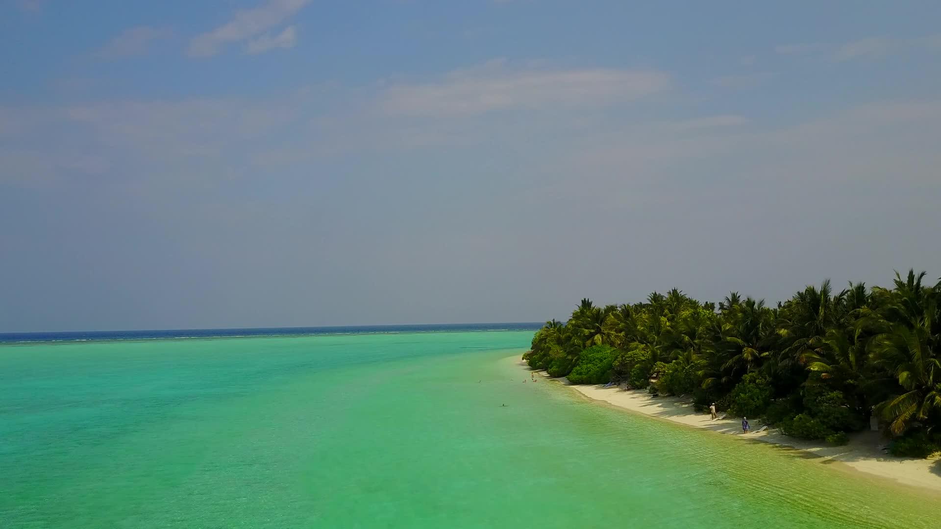 蓝色海洋和白色海滩背景下美丽的海滨海滩旅行无人机视频的预览图