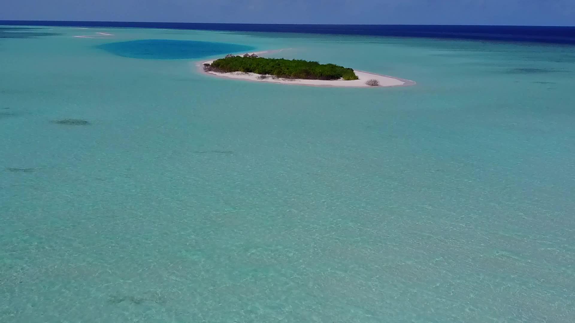 蓝色以白色沙滩为背景视频的预览图