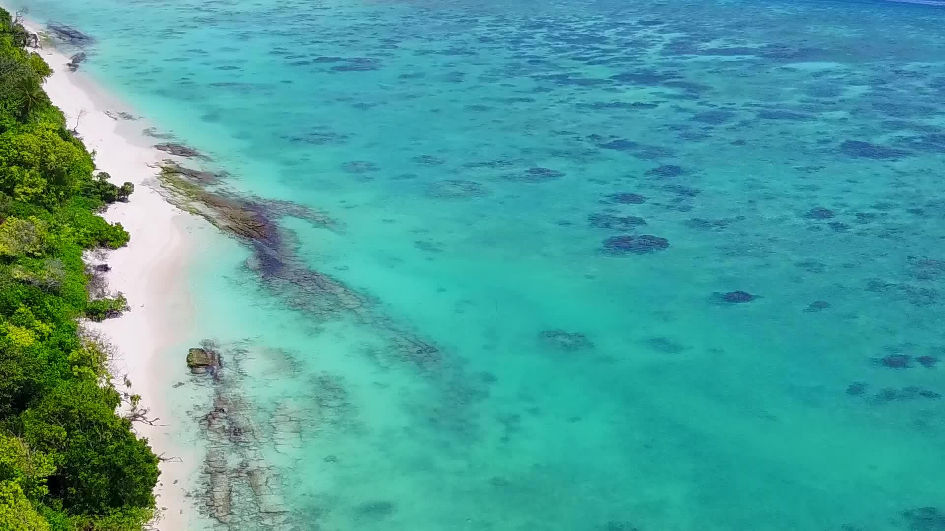 蓝色环礁湖和干净的海滩背景美丽的海滩冒险空无人驾驶视频的预览图