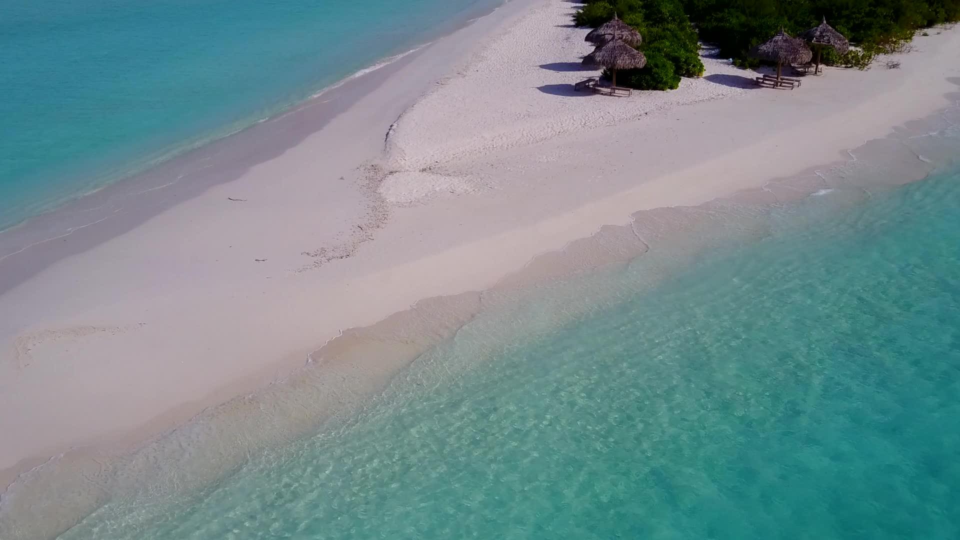 白沙背景蓝湖休闲旅游海滩度假空中无人机海景视频的预览图