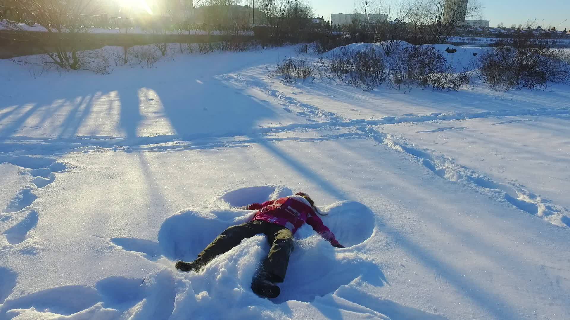 冬天儿童节小女孩做雪天使视频的预览图