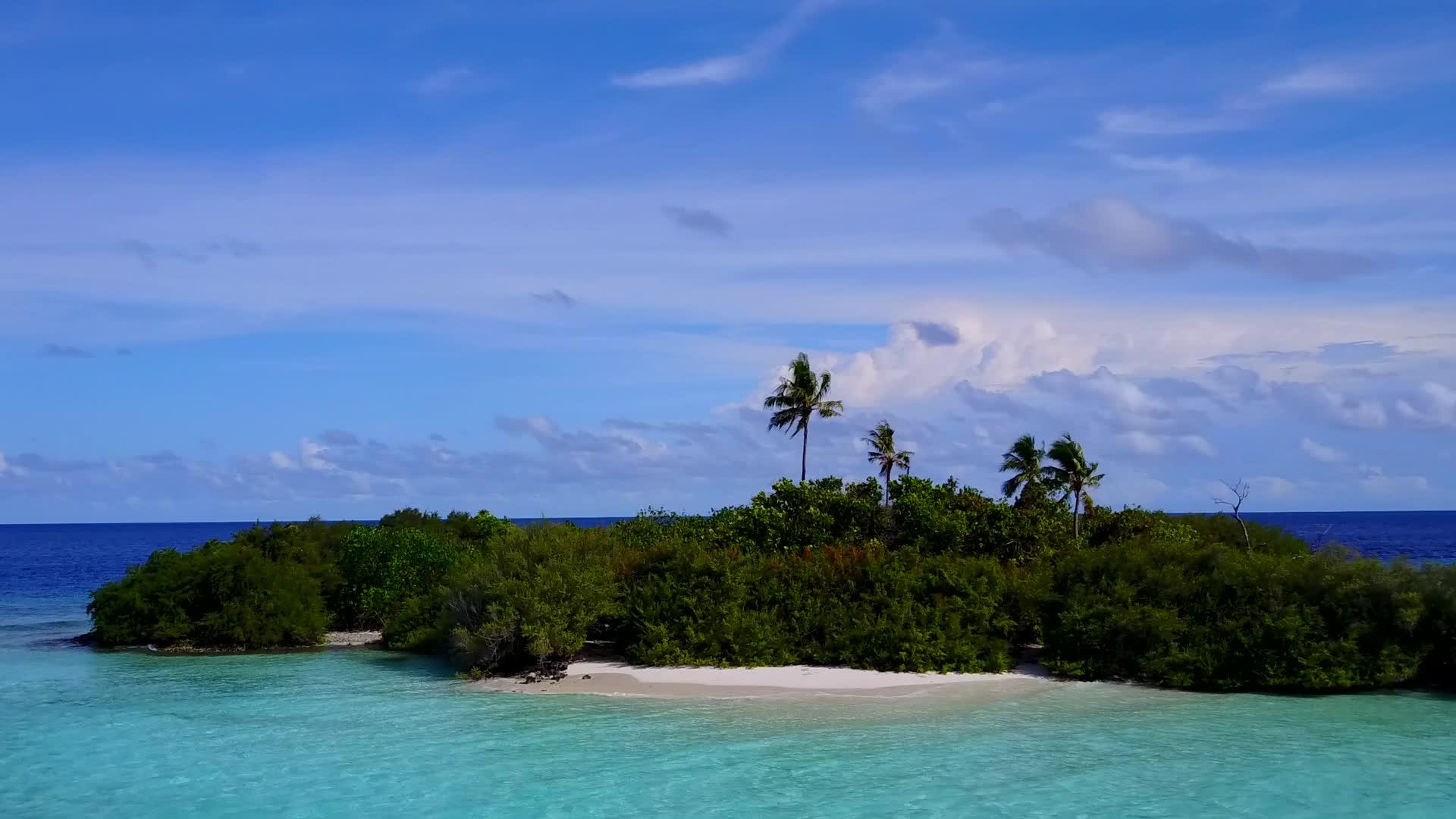 浅环礁湖和白沙背景热带环礁湖海滩探索全景观察视频的预览图
