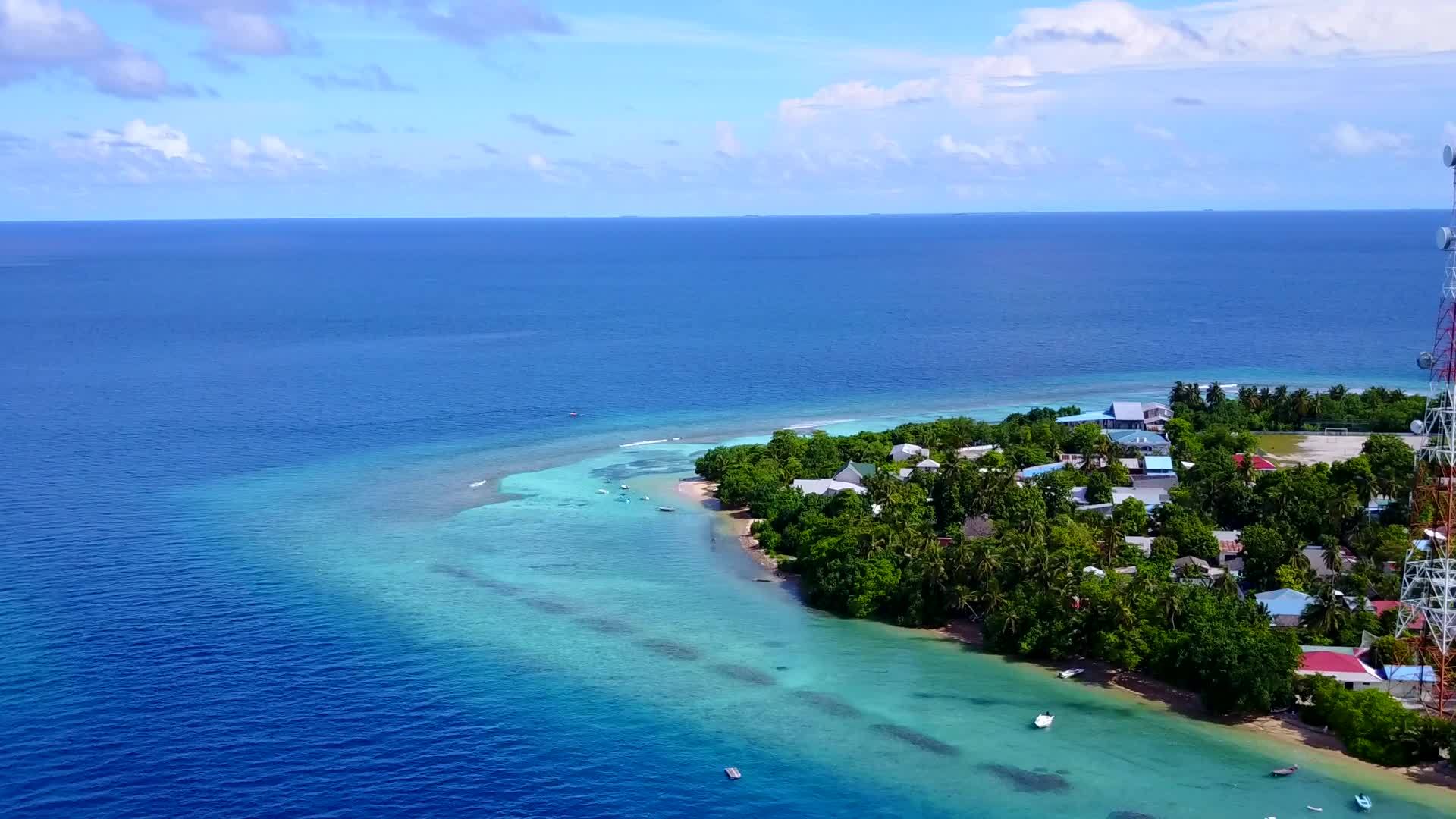 蓝色的海滨海滩蓝色的水和白色的沙土背景视频的预览图