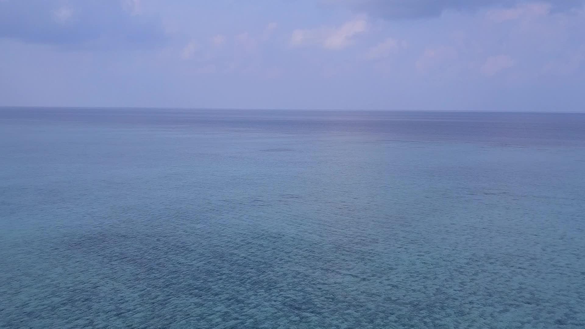 美丽的岛屿海滩探索海景空中无人驾驶飞机海景蓝海与白色沙滩视频的预览图