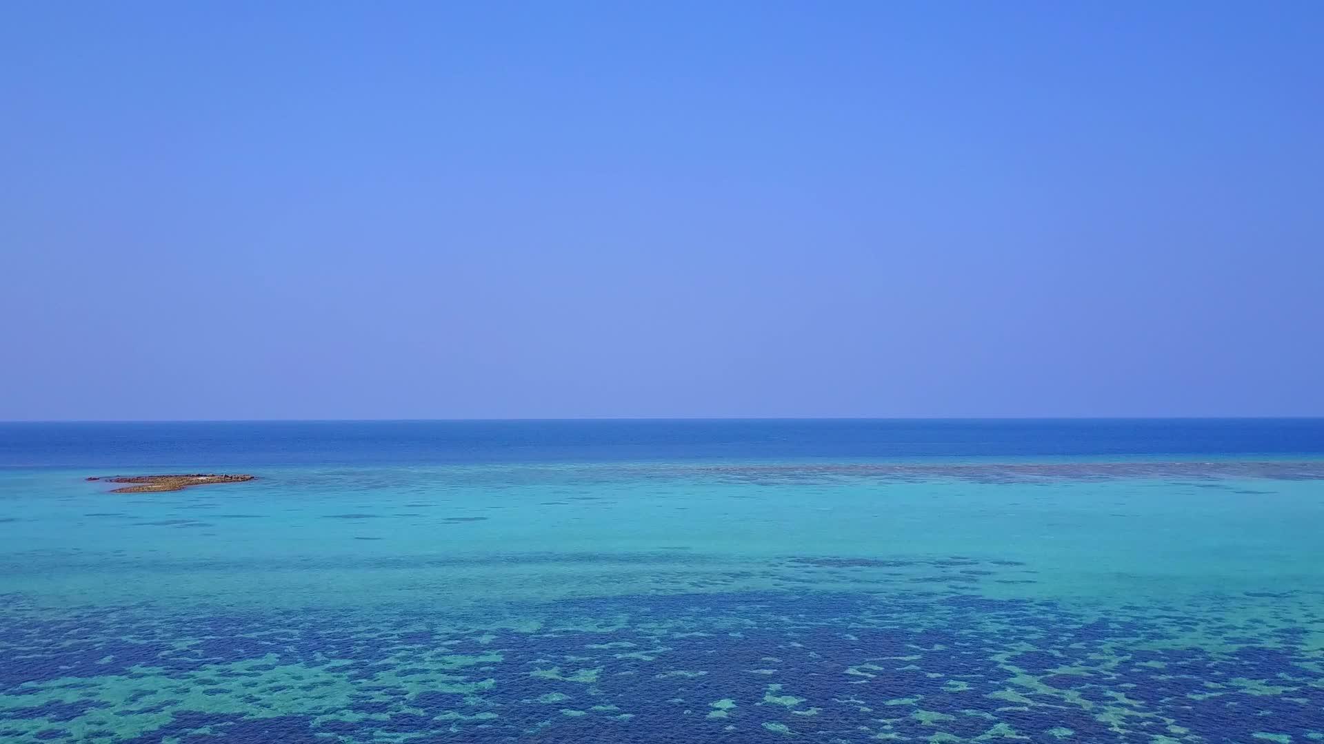 蓝水和白色沙滩背景的天堂礁湖海滩度假公园风无人驾驶视频的预览图