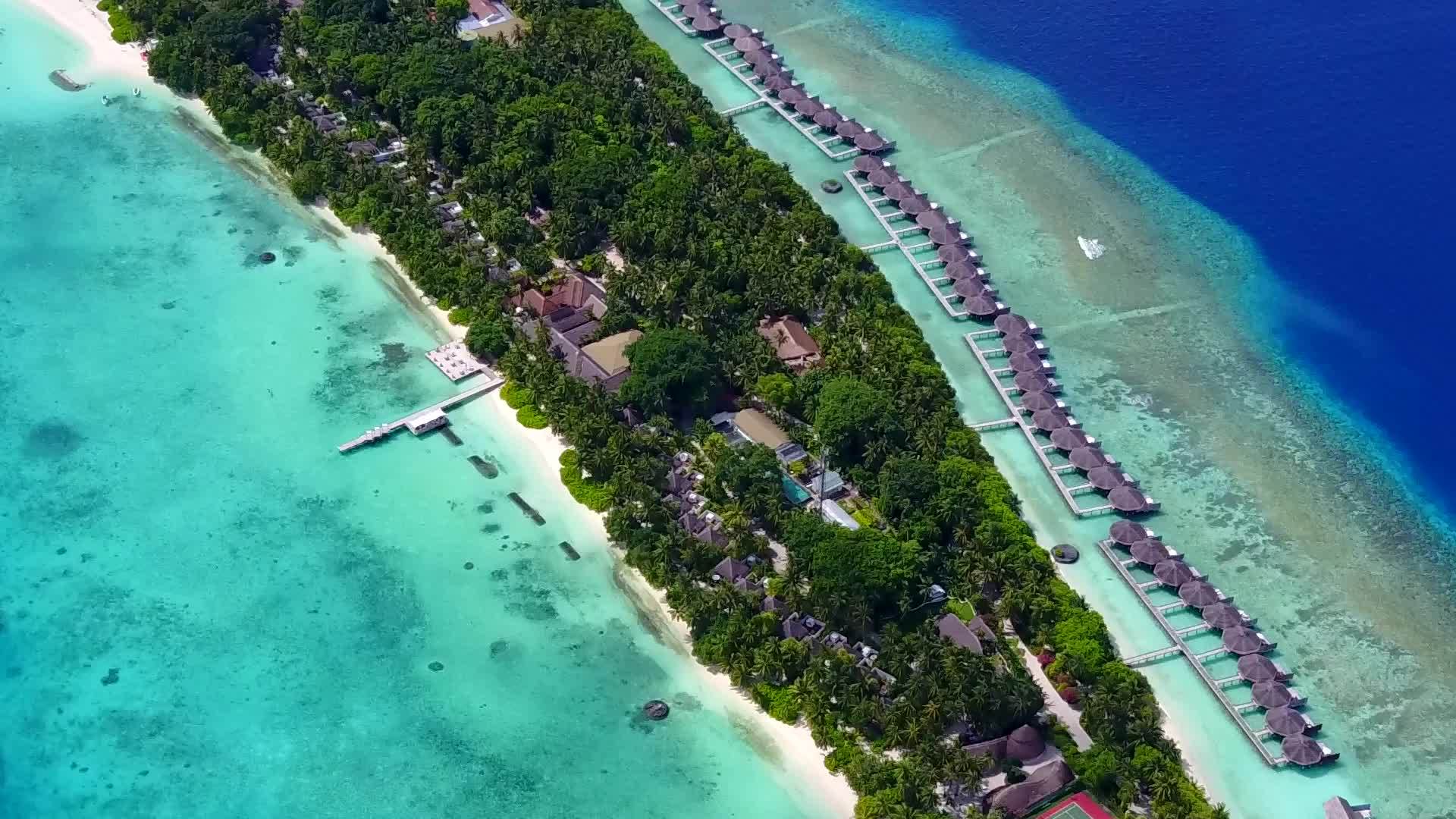 利用白色沙滩和浅海环礁湖海滩视频的预览图