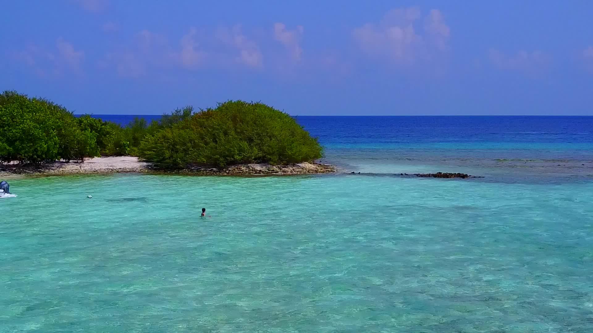 在蓝色泻湖和白色海滩的背景下热带泻湖海滩的无人机景观视频的预览图