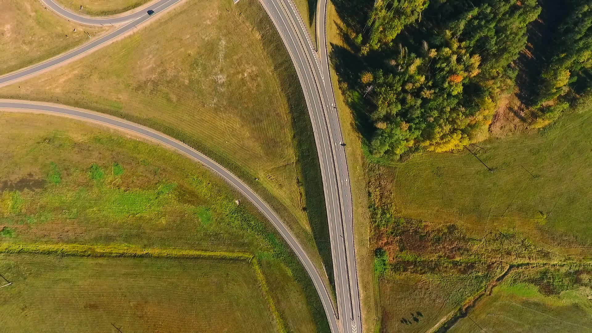 在高速公路交叉口空中检查车辆视频的预览图