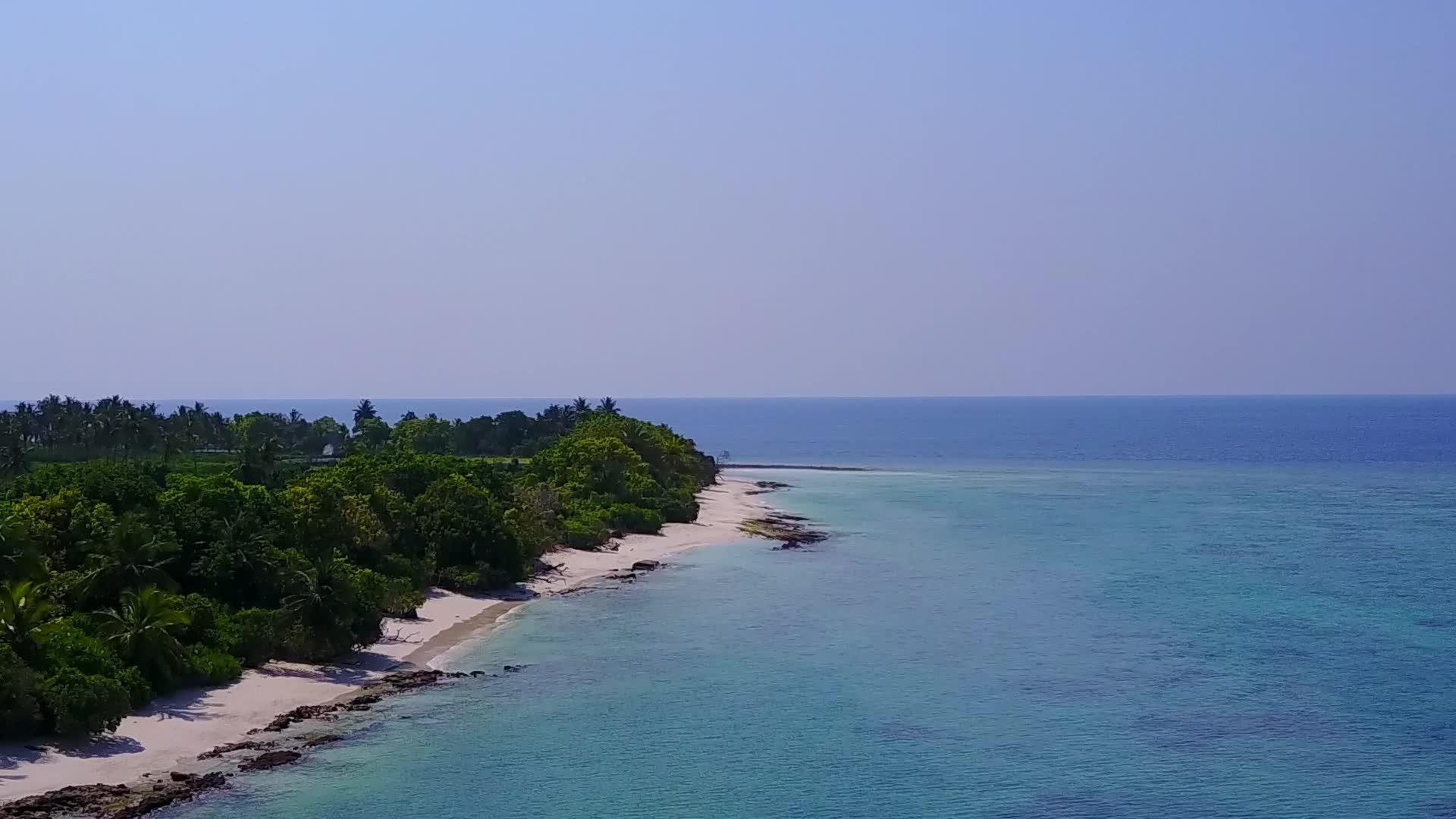 观看热带度假胜地海滩旅游的蓝度假胜地海滩旅游视频的预览图